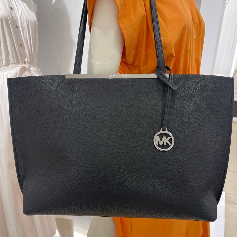 MICHAEL KORS
Evelyn Large EW Top Zip Shoulder Tote Bag 
Black 
NWT 

Live Style - Picture 13 of 16